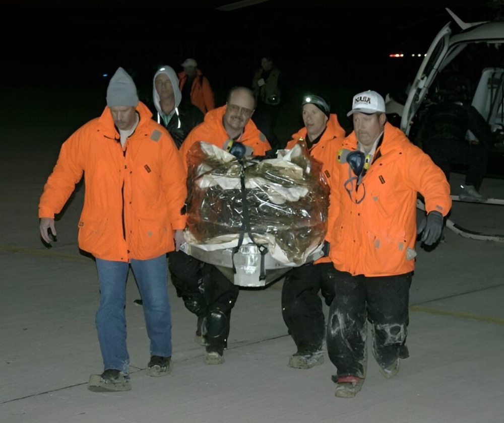 The Stardust sample return capsule was transported by helicopter from its landing site at the U.S. Air Force Utah Test and Training Range in January 2006