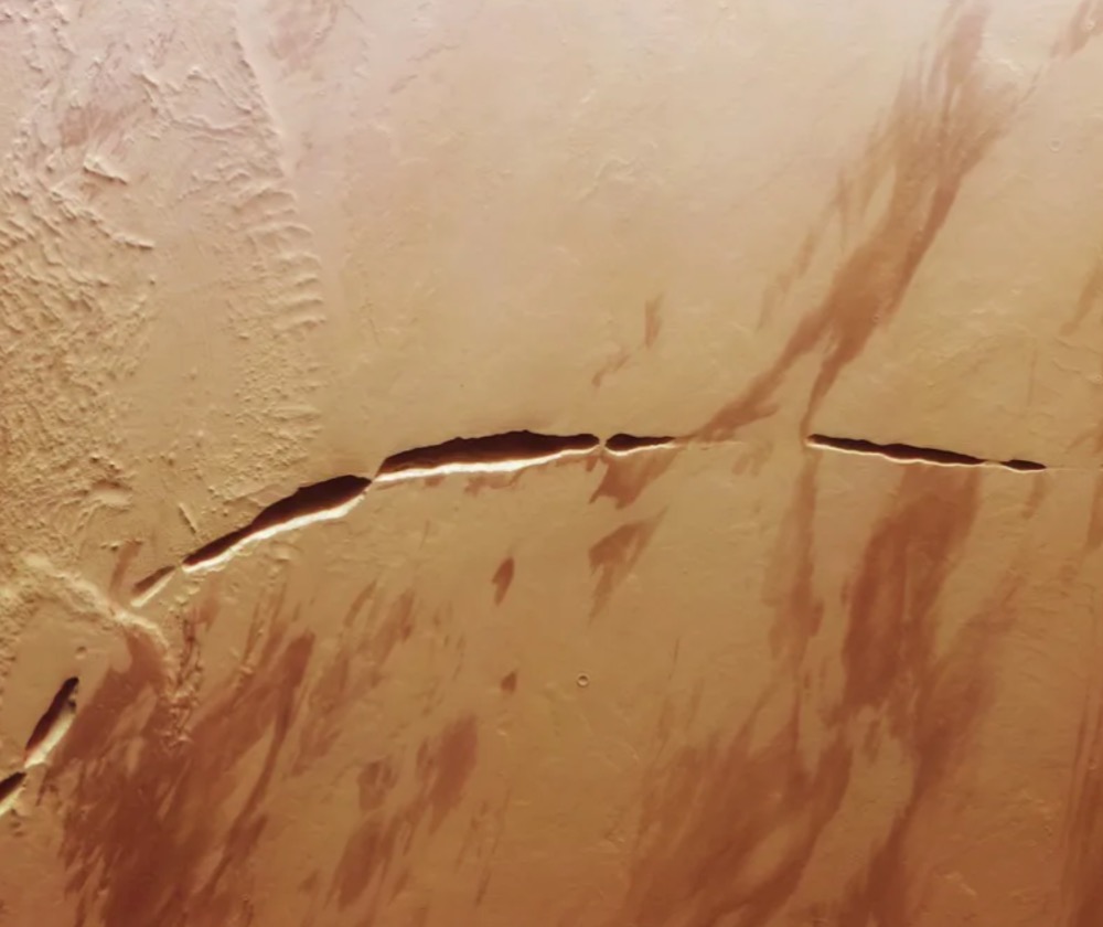 A snaking scar on Mars