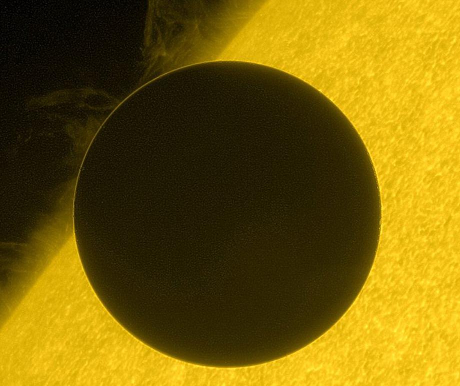 In June 2012, Hinode probe (of JAXA and NASA), dedicated to the study of the sun, observed the planet Venus transiting in front of our star.